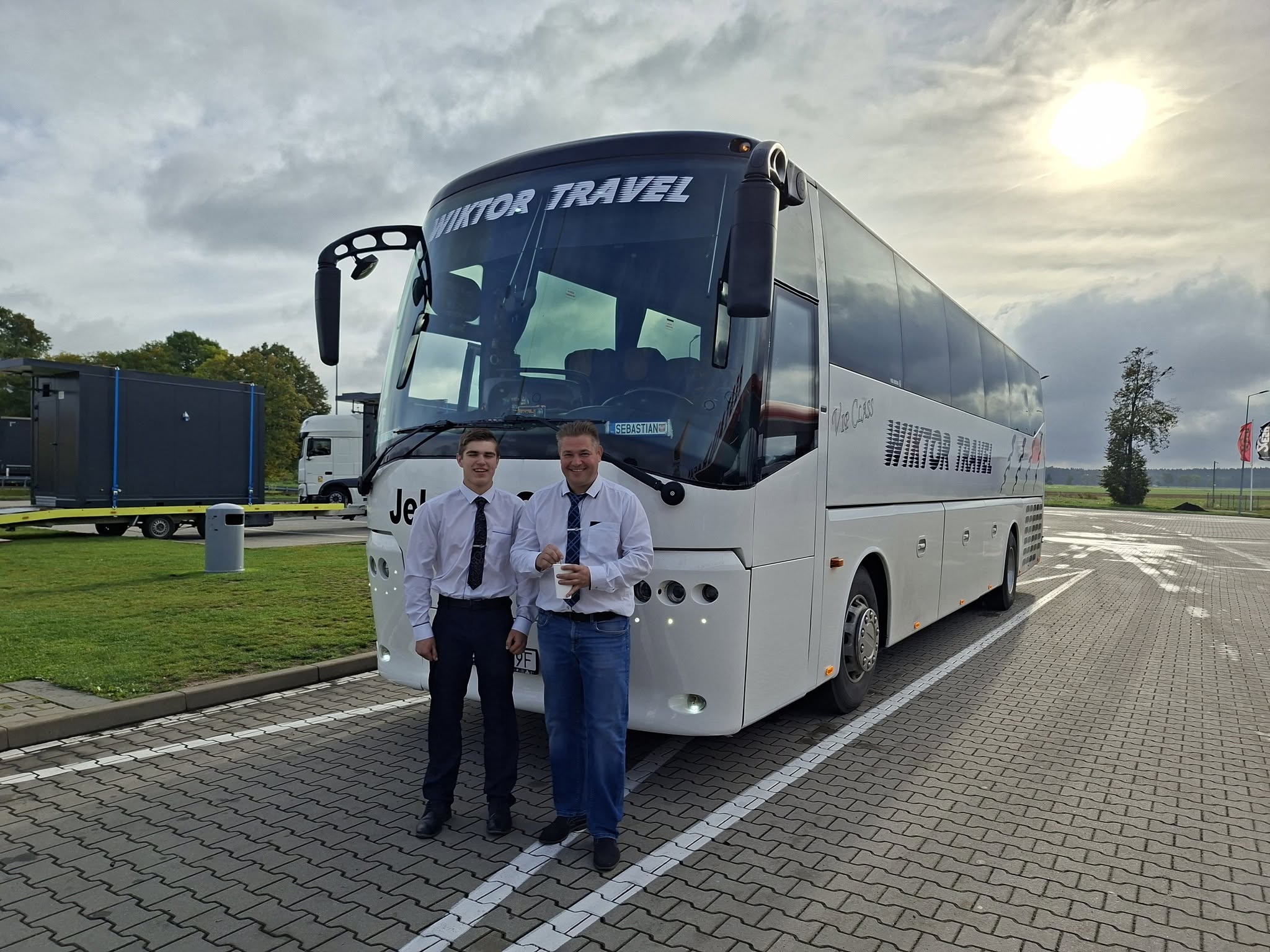 Autokar Wiktor Travel z kierowcami przed wyjazdem